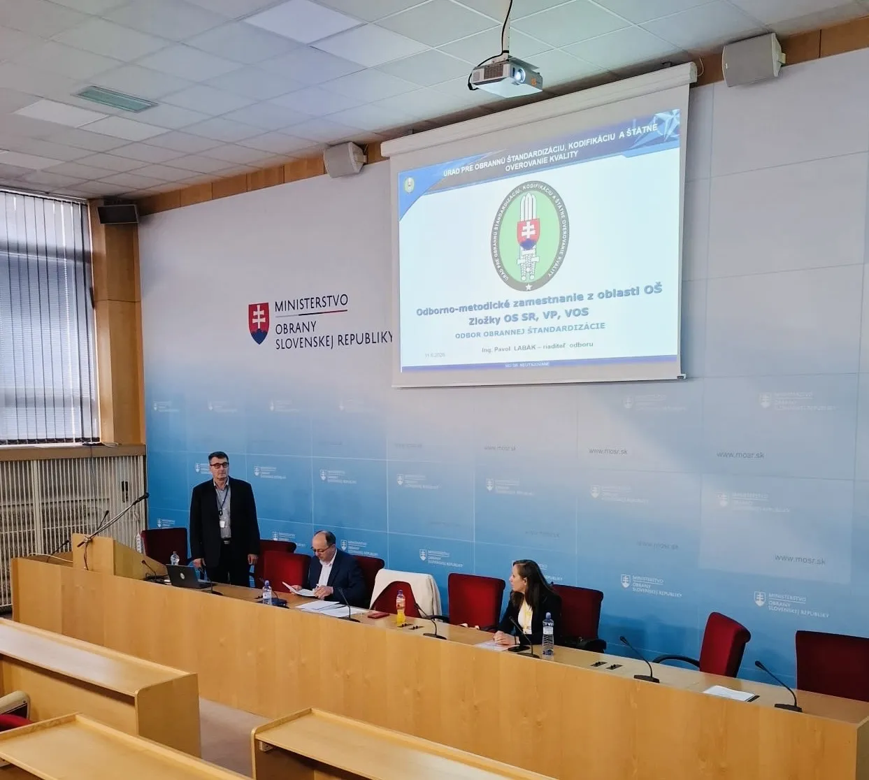 Dňa 11. júna 2026 vykonali zástupcovia úradu odborno-metodické zamestnanie pre zamestnancov zložiek OS SR, ktorí plnia úlohy v oblasti obrannej štandardizácie. Zamestnanie sa konalo v priestoroch hlavnej budovy Ministerstva obrany SR. Predmetom zamestnania bolo najmä oboznámenie účastníkov o záveroch vyplývajúcich zo zasadnutí pracovných skupín NATO a EDA, základné oblasti a úrovne interoperability v rámci aliancie, priblíženie systému obrannej štandardizácie v podmienkach rezortu obrany.